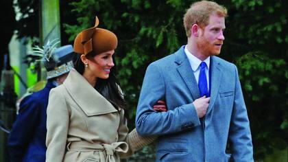 Meghan eligió un elegante tapado de alpaca, con lazo en la cintura, de la marca canadiense Sentaler, que complementó con sombrero de fieltro marrón y cartera de cuero de cabra, modelo Pixie, de Chloè.