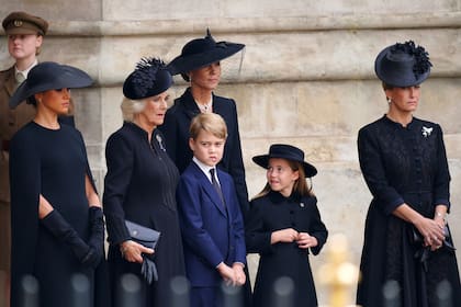 Meghan, la duquesa de Sussex, Camila, la reina consorte, el príncipe George y la princesa Charlotte 