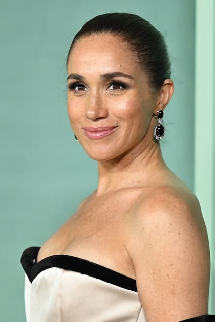 Meghan llega al evento benéfico de Fifteen Percent Pledge con un maquillaje
natural que destaca sus ojos negros y peinada con un prolijo rodete