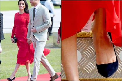 Meghan Markle hizo su bajada triunfal de un avión luciendo un flamante vestido de color rojo de cuyo vuelo no escapó a las miradas la etiqueta