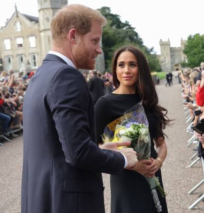 Meghan Markle junto al príncipe Harry frente al castillo de Windsor