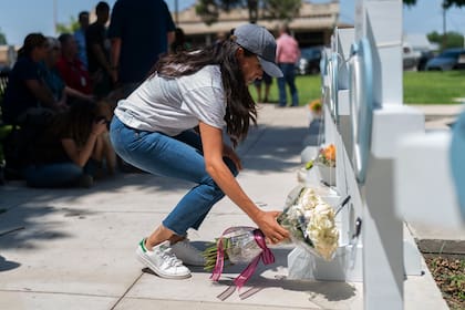 Meghan Markle, la duquesa de Sussex, deja un ramo de flores el jueves 26 de mayo de 2022 en una ofrenda para las víctimas que murieron en un tiroteo escolar en Uvalde, Texas. (AP Foto/Jae C. Hong)