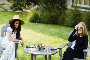 Meghan Markle recibió a Gloria Steinem en su nueva y lujosa residencia. Privilegios royals, derechos para la comunidad afroamericana, feminismo junto con las causas del príncipe Harry. La ex actriz pareciera querer monopolizarlo todo a su favor