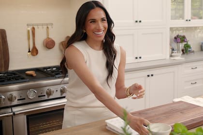 Meghan Markle sorprendió a la tripulación de American Airlines al responder con una nota escrita a mano durante un vuelo comercial