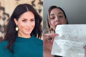 Es azafata, asistió a Meghan Markle en un vuelo comercial y mostró la nota que le dejó la duquesa