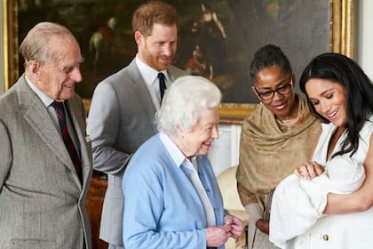 Meghan Markle y el príncipe Harry con su bebé recién nacido Archie, acompañados por la madre de Meghan, la reina de Isabel II y su marido, el duque de Edimburgo