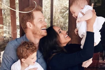 Meghan Markle y el príncipe Harry, junto a sus hijos, Archie y Lilibet