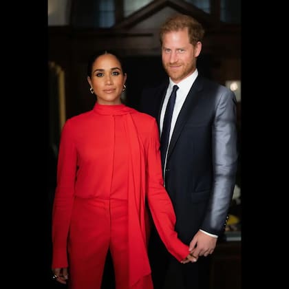 Meghan Markle y el príncipe Harry posaron tomados de las manos antes de su presentación en One Young World