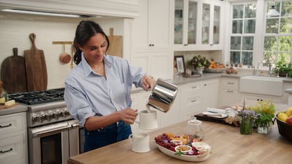 Meghan Markle y su esposo Harry, duques de Sussex, renunciaron en 2020 a sus derechos nobiliarios; ella tiene una serie de cocina en Netflix, "Con amor, Meghan"
