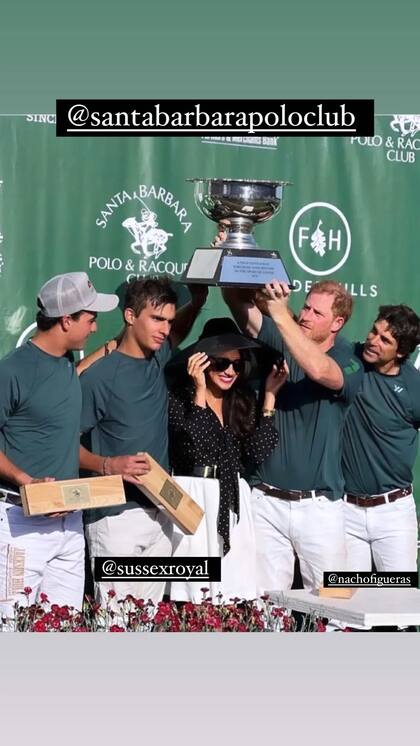 Meghan quedó debajo de la copa en pleno festejo del equipo de polo que integra el príncipe Harry