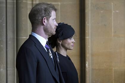 Meghan y Harry durante el funeral de la reina Isabel II 
