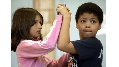 Megi Hajderlli y Jose Dominguez de la Public School 49 del barrio neoyorquino de Queens practican un paso de baile