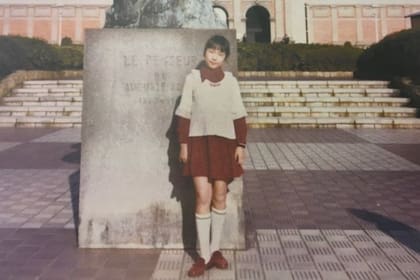 Megumi posa para una foto familiar con su vestido blanco y rojo