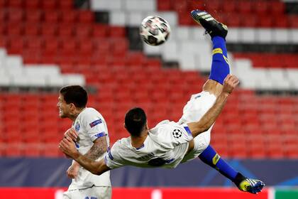 Mehdi Taremi anota de chilena el único gol del partido de vuelta de los cuartos de final de la Liga de Campeones, entre Porto y Chelsea