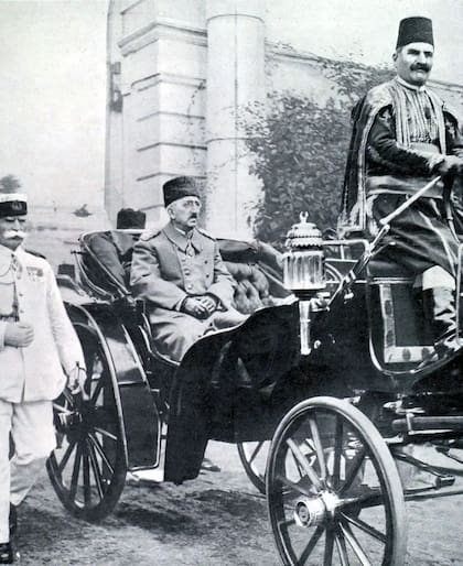 Mehmed VI en una de sus últimas apariciones públicas en Turquía, en 1922, antes de partir hacia Malta