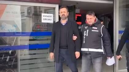Mehmet Akay (i) fue detenido por la policía en Estambul