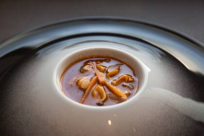 Mejillón en salsa vizcaína y colágeno, un viaje directo a la raíz de la gastronomía vasca.