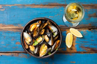 Rabas, cornalitos y mejillones: qué vinos elegir para comidas de playa