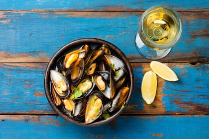 Los mejillones de invierno son particularmente dulces y suculentos, con una textura cremosa y satisfactoria, aseguran los expertos, por lo que es la mejor etapa para comprarlos (Archivo)