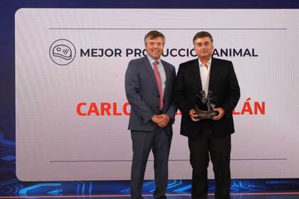 Mejor Producción Animal 2023. Hernán Busch, gerente de Agronegocios de Banco Galicia, entregó el galardón a Carlos Ojea Rullán