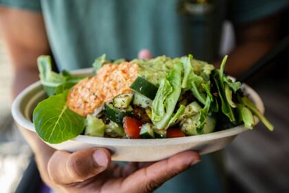 Mejorar los hábitos alimenticios pueden ayudar a evitar problemas gastrointestinales como indigestión o estreñimiento. Foto: Unsplash