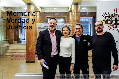 Mejuto, a la izquierda, en el Musero Sitio de Memoria Esma