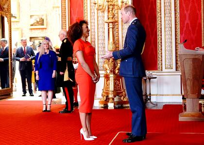 Mel B recibe la distinción como miembro de la Orden del Imperio Británico de manos del príncipe Guillermo de Inglaterra
