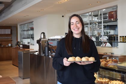 Mel Belilos sostiene una bandeja de chipás recién horneados