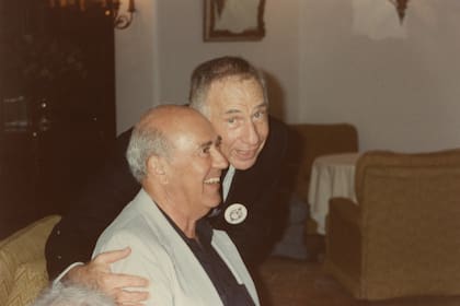 Mel Brooks junto a Carl Reiner, su mejor amigo y compañero de grandes aventuras de comedia