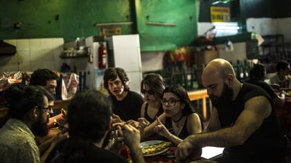 Mel Decoud (segunda desde la derecha) habla con sus amigos en yopará, la versión hispanizada del guaraní