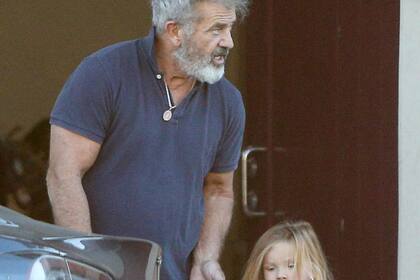 Mel Gibson, a la salida de la casa de un amiguito de su hijo Lars, donde el pequeño pasó la tarde