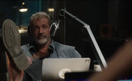 Mel Gibson interpreta a un locutor de radio nocturna que deberá obedecer las órdenes de un sujeto que lo odia para salvar a su hija y a su mujer