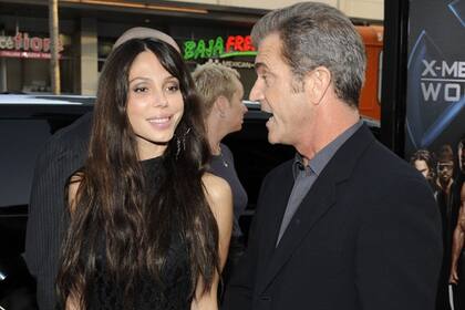 Mel Gibson juntoa a la actriz Oksana Grigorieva, en la premiére X-Men Origins: Wolverine realizada en Hollywood.