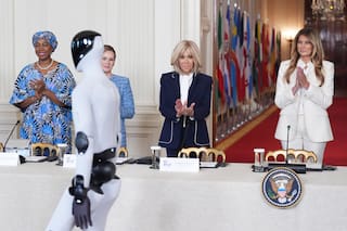 Melania Trump comparte protagonismo con un robot en cumbre de educación y tecnología