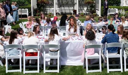 Melania Trump decoró banderas con niños en el Jardín Este de la Casa Blanca
