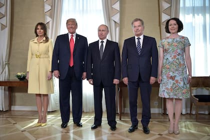 Melania Trump, Donald Trump, Vladimir Putin, Sauli Niinisto (presidente de Finlandia) y su eposa Jenni Haukio , junto antes de que comience la reunión