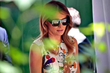 Melania Trump, reina de estilo, usó un vestido con estampa floreada y anteojos negros XL.