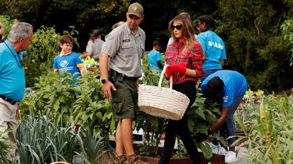 Melania Trump se vistió de jardinera y, por primera vez, recorrió la huerta que dejó Michelle Obama