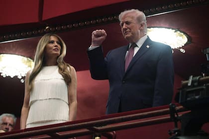 Melania Trump y Donald Trump, anoche, en el Kennedy Center, en Washington.