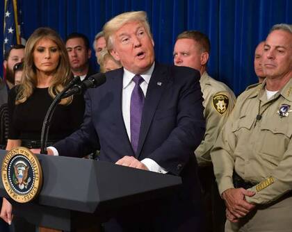 Melania, Trump y el jefe policial de Las Vegas, ayer, en conferencia de prensa