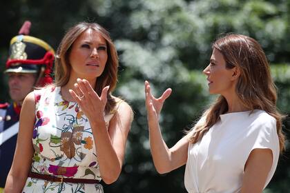 Melania Trump y Juliana Awada gesticulan antes de la recepción en Villa Ocampo