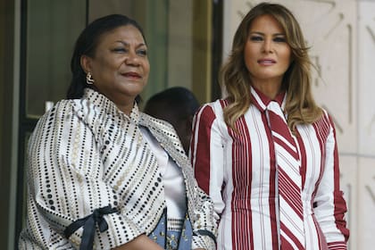 Melania Trump y la primera dama de Ghana, Rebecca Akufo-Addo, en el palacio presidencial, en Accra