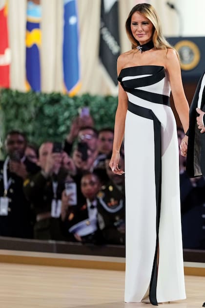 Melania y el vestido que su estilista, Hervé Pierre, creó especialmente para la primera dama. En la anterior gala de asunción presidencial (en 2017), ya había usado un diseño del modisto franco-estadounidense, un traje blanco que luego fue donado por ella al Instituto Smithsoniano.