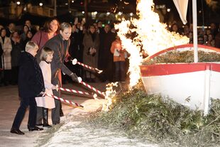 Melanie-Antoinette Costello de Massy, prima de Alberto en segundo grado, acompañó a Charlene a encender la hoguera de la barca de Santa Devota junto a los príncipes Jacques y Gabriella, el jueves 26. Del acto no participaron las princesas Carolina y Estefanía ni sus familias.