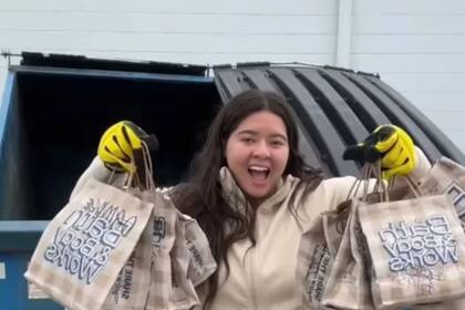 Melanie Díaz a menudo recorre los contenedores de Tampa