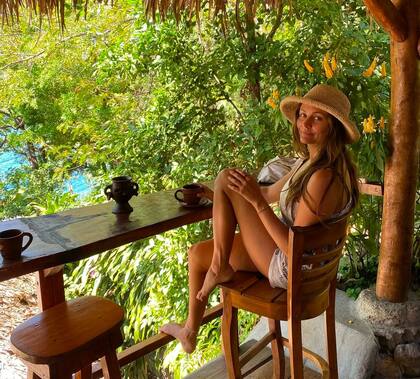 Melanie Gordon desayunando en Laguna de Apoyo Nicaragua. Foto: Instagram @livinginflowco