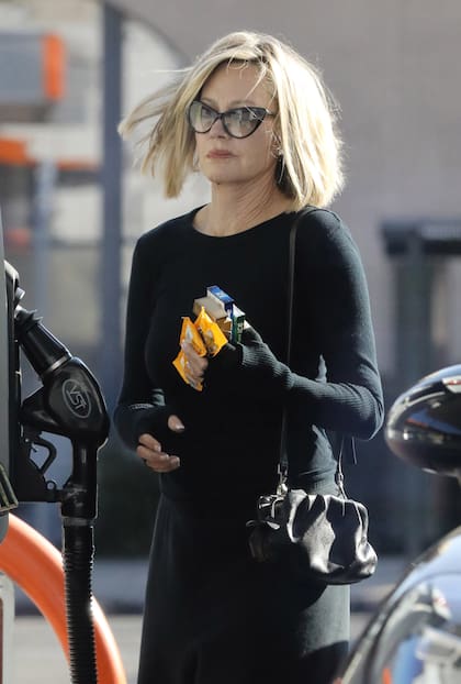 Melanie Griffith mostrando su nuevo peinado en Beverly Hills