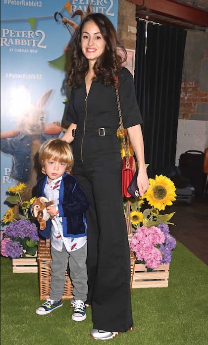 Melanie Hamrick junto al pequeño Dev Jagger en el estreno de Peter Rabbit 2