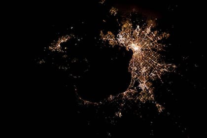 Melbourne, en el sudeste de Australia, vista desde el espacio permite ver, de acuerdo a la intensidad de las luces, cuáles son las áreas más activas