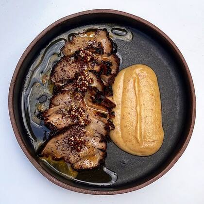 Melena de león marinado y rostizado, puré de manzanas asadas y pickles de mostaza. Fifí Almacén